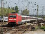 DB Fernverkehr 101 086-7 mit SBB Wagen als EC am 24.04.15 in Mannheim Hbf vom Bahnsteig aus fotografiert