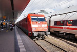 102 027-1 mit EC 115 (Münster (Westf) Hbf - Klagenfurt Hbf), am 29.3.2016 bei der Einfahrt in Mannheim Hbf.