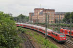 111 018 erreicht mit ihren n-Wagenpark in wenigen Augenblicken den Mannheimer Hauptbahnhof.