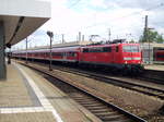 111 094 mit 5 n-Wagen als RE70 nach Frankfurt (Main) Hbf steht im Startbahnhof Mannheim Hbf. [26.6.2016]