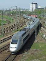 TGV bei der Einfahrt in den Mannheimer Hauptbahnhof von der Rheinbrcke kommend im April 2010.