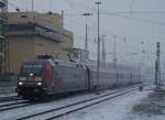 101 110-5 (Eintracht Frankfurt) Einfahrt mit IC 118 in Mannheim. (16.01.2013)