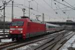101 027-1 mit einem InterCity in Mannheim. (25.01.2013)