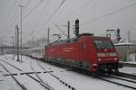 101 134-5 fhrt in den ber Nacht wieder eingeschneiten Bahnhof von Mannheim. (15.02.2013)