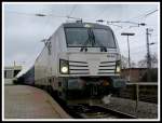 193 924, noch zu PCW gehörend, bespannt am 26.12.2013 einen langen SVG Sonderzug von Mannheim nach Köln.
Hier steht der Zug in Mannheim Hbf und wird diesen in wenigen Minuten verlassen, vielen Dank und Grüße auch nochmal an den Triebfahrzeugführer!