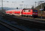 33 Minuten Marburg Hauptbahnhof (III). 111 086-4 hat wie immer schwer zu kmpfen mit ihren 6 Dostos nach Kassel. (03. April 2004, 18:23)