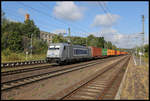Metrans 386026-6 durchfährt hier mit einem Containerzug in Richtung Magdeburg am 25.08.2020 um 9.46 Uhr den ehemaligen Grenzbahnhof der DDR Marienborn.