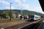 Bahnhof Meiningen am Nachmittag des 03.09.2011. Rechts im Bild VT 017, links daneben luft gerade 23 042 des Deutschen Eisenbahnmuseums mit dem Sonderzug der Historischen Eisenbahn Frankfurt ins Bild. Grund fr deren Aufenthalt war das Dampflokfest im DLW Meiningen.