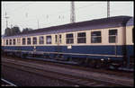 Grundsätzlich ist dieser Personenwagen als Silberling bekannt und auch in dieser Weise  lackiert . Anders dagegen dieser blau - beige Nahverkehrswagen Bnb 717 Nr. 508021 - 03907 - 0, den ich am 26.8.1990 im HBF Minden fotografierte.
