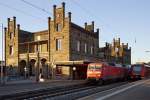 Am Abend des 29.09.2013 fährt 120 145-8 mit einem IC ohne Halt am Empfangsgebäude des Bahnhofs Minden (Westfalen) vorbei.