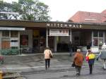 Bahnhof Mittenwald am 20.09.04!!! Nie hatt jemand der vielen Menschen mal die Gte zu warten, bis ein Foto gemacht ist.