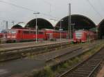 Blick auf den rechts stehenden RE4 nach Aachen HBF mit 111 093 als Schublok. Links steht RE11 nach Hamm als 425 057-7 am 23.05.2014
Mönchengladbach 23.05.2014