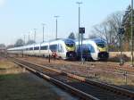 Nun auch für die Öffentlichkeit zu sehen. 2 neue Eurostar Velaro Züge stehen in Mönchengladbach Rheindahlen abgestellt und werden von 2 Sicherheitsleuten rund um die Uhr bewacht. Einer der beiden Züge wurde am Nachmittag von der 247 901 ins Prüfcenter Wegberg gezogen.

Mönchengladbach Rheindahlen  17.01.2015