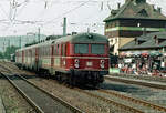 Noch im aktiven Betriebsdienst und vor seiner Abgabe an die Schweizer Oensingen-Balsthal-Eisenbahn nahm 425 420 im Jahr 1981 mit einer Sonderfahrt an einer kleinen Fahrzeugausstellung im längst