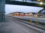 Bahnsteige des Bahnhof Mhldorf/Obb 
in der Abenddmmerung