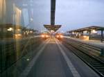RB 27123 Abfahrt: 16:37 Uhr von Gleis 5 am Mhldorfer Bahnhof

Spiegelung an der Verglasung des Aufzugs...