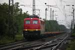 Mit leeren Containertragwagen fuhr am 30.07.2014 in Müllheim (Baden) die 140 070-4 von EBM Cargo gen Freiburg durch.