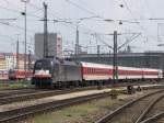 117 016 am 02.05.09 im Hbf Mnchen und mit einem InterCity Ersatz-Zug nach Stuttgart Hbf