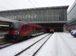 Ein Railjet nach Wien und ein Regionalzug nach Salzburg am 31.1.2011 an Gleis 12 und 11 in Mnchen Hbf.