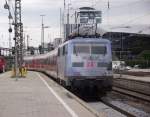 111 031-1  Olympia  schiebt am 24. Juni 2011 eine Regionalbahn nach Landshut aus Mnchen Hbf heraus.
