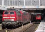 218 419-0 schiebt am 10. August 2011 einen RE aus Mhldorf ber Gleis 12 in Mnchener Hbf. Auf Gleis 11 wartet derweil 2016 077 mit einem D nach Linz auf die Abfahrt.