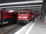 Am 16.08.2011 stand auf Gleis 11 im Mnchner Hbf die 111 123-6. Sie wird mit einem RE nach Salzburg aufbrechen.