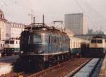 118 002 März 1984, München Hbf, kurze Zeit vor der z-Stellung Die 118 002 war zu diesem Zeitpunkt die mitunter älteste 118.