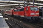 111 180-6 steht am 14.8.2017 mit der RB59150 nach Treuchtlingen im Münchener Hauptbahnhof bereit.