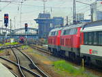 BR 218 421-6 und BR 218 465-3 haben am 23.05.2018 um 18:22 Uhr in München Hbf a Abfahrt in Richtung Zürich HB.