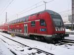 Ein Dosto-Steuerwagen DABpbzfa 764 nach der Ankunft aus Salzburg in München Hbf.