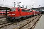 111 052-7 stellt am 14.11.2018 den RE4018 nach Ingolstadt Hauptbahnhof im Münchener Hauptbahnhof bereit.