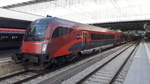 Mit Steuerwagen voraus fährt der RJ 261 von München Hbf nach Wien Flughafen.