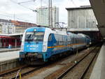 ARRIVA 183 004 wartet mit Alex nach Prag und Marktredwitz in München Hbf auf die Abfahrt.