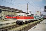 Die DB 111 176-4 mit einem Zug des Nahverkehrs in München Hbf im Mai 2001.