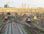 Blick auf München Hbf mit der pausierenden MRCE 182 505, am 28.07.2021