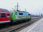 111 039 warb für den Deutschen Alpenverein (DAV) mit dem Slogan  Mit der Bahn in die Berge . Passend dazu hatte die Lok am 05.04.2013 einen RE nach Innsbruck am Haken und konnte im Starnberger Flügelbahnhof aufgenommen werden.
Das Bild ist mittlerweile Historisch: 111 039 wurde 2015 entklebt, 111 017 wurde 2014 entklebt und n-Wagen findet man in München auch nicht mehr.