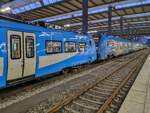 ET 2463 131-9 von GoAhead Bayern ist zusammen mit einem Siemens Desiro HC auf der RB 86 nach München Hbf am Ziel angekommen, 30.10.2023.