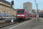 Die zweite neu gestaltete Lok war die 146 245 der DB Regio, beklebt mit einem sehr angenehmen Rot-Ton. Sie wirbt für Lokomotivführer bei der DB. Hier verläßt sie Münchne HBF, Gleis 32, mit einem RE2 München - Regensburg - Hof.
München Hbf, 30. Januar 2024, 15.44 Uhr