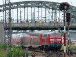 218 403 schiebt eine RB nach Mhldorf (Obb.) bei Ausfahrt aus Mnchen Hbf.