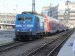 Wenigstens ein kleines buntes Highlight konnte ich beim kurzen Aufenthalt in Mnchen Hbf festhalten. Nach Ankunft und Fahrtrichtungswechsel stand 111 017-0 noch eine ganze Weile bis zur Planabfahrt nach Salzburg Hbf. Nur das Licht wurde zusehends weniger.