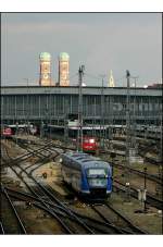 Der Münchener Hauptbahnhof mit den Türmen der Frauenkirche, von der Hackerbrücke aus gesehen.