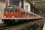 Die 111 025-3 mit dem RE nach Rosenheim in Mnchen Hbf am 07.12.2012