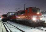 Die 218 460-4 mit der RB nach Kempten und 111 044-4 mit der RB nach Mittenwald stehen in Mnchen HBF am 26.01.2013