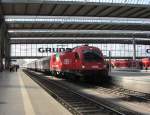 1216 013 hat mit dem EC 88 den Endbahnhof Mnchen Hbf erreicht.(18.5.2013)