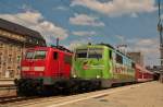 111 039-4  Deutscher Alpen Verein (DAV)  neben ihrer Schwesternlok 111 051-9, jede mit einem Regionalexpress in Mnchen Hbf am 11.07.13.