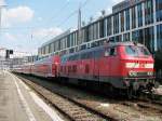 218 404 an einer RB nach Mühldorf, am 10.Juli 2013 am Münchner Hauptbahnhof.