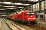 245 015-3 steht in München Hbf mit ihren drei Wagen als RB 27071 nach Mühldorf zur Abfahrt bereit.