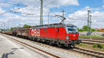 91 81 1293 190 der ÖBB fährt am 04.05.2024 mit einem gemischten Güterzug durch München-Trudering in Richtung Rosenheim.
