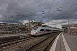 Der letztgebaute ICE-4-Triebzug 9237 mit dezenter Beklebung verlässt Münster Hbf (29.03.2024)