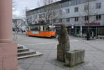 Tw 38 der Straenbahn Naumburg als Linie 4 zum Salztor, am 03.04.2023 auf dem Vorplatz in Naumburg (S) Hbf.